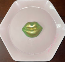 Load image into Gallery viewer, Kiss me, I’m lucky