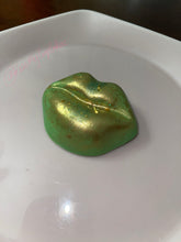 Load image into Gallery viewer, Kiss me, I’m lucky